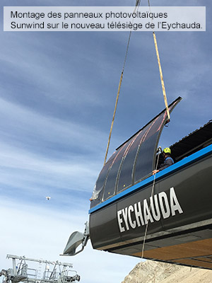 Montage des panneaux photovoltaïques Sunwind sur le nouveau télésiège de l’Eychauda. 
