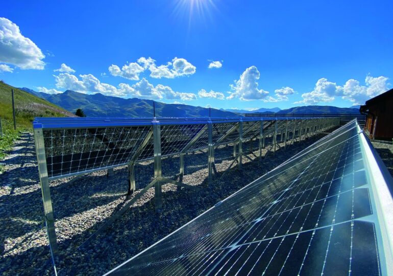 Sunwind Énergie : Les panneaux solaires bifaciaux arrivent sur le toit de Méribel